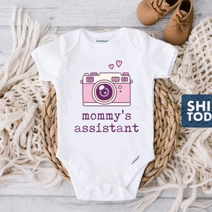 Funny Camera Baby Onesie® : assistante de maman, cadeau de douche unisexe