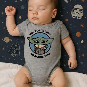 Le Réveil de la Force Onesie pour bébé® | Tenue pour bébé amusante dans l'espace | une-pièce pour bébé d'inspiration rebelle | Cadeau pour parents passionnés de science-fiction