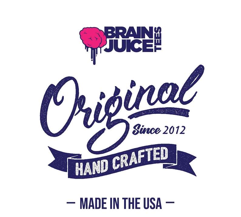 Peut inclure: Un logo bleu marine et blanc avec le texte "Brain Juice Tees" et un graphique de cerveau rose. Le texte "Original Since 2012" est sous le logo. Un ruban bleu marine avec le texte "Hand Crafted" est sous le texte. Le texte "Made in the USA" est sous le ruban.