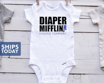 Puede incluir: Un body blanco para bebé con texto negro que dice "Diaper Mifflin, Inc. Pooper Company".