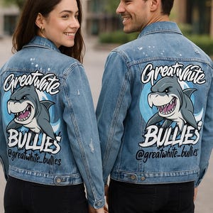 Einzigartiges Teamgeist-Geschenk - Jeansjacke mit individuellem Logo, personalisierte handbemalte Jacke für Männer und Frauen, Sportfans und Event-Outfit
