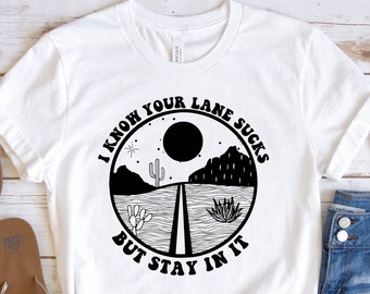 Sé que tu carril apesta pero quédate en ella camisa, camisa de concierto country, camisa de vaquera, camisa gráfica country, camisa occidental, camisa del desierto