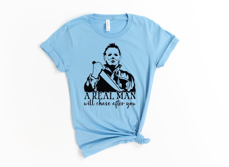 Ein echter Mann wird dir nachjagen, Michael Myers, Halloween Shirt, Lustiges Halloween Shirt, Horror Film Shirt, Horror Fan Shirt, Horror Fan Gif Ocean Blue