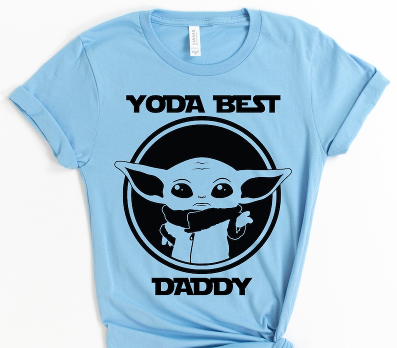 K&ouml;nnte beinhalten: Hellblaues T-Shirt mit einer schwarzen Grafik eines Star Wars-Charakters, Yoda, mit dem Text "Yoda Best Daddy".