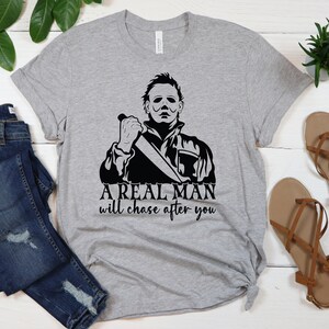 Ein echter Mann wird dir nachjagen, Michael Myers, Halloween Shirt, Lustiges Halloween Shirt, Horror Film Shirt, Horror Fan Shirt, Horror Fan Gif Athletic Heather