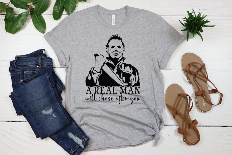Ein echter Mann wird dir nachjagen, Michael Myers, Halloween Shirt, Lustiges Halloween Shirt, Horror Film Shirt, Horror Fan Shirt, Horror Fan Gif Athletic Heather