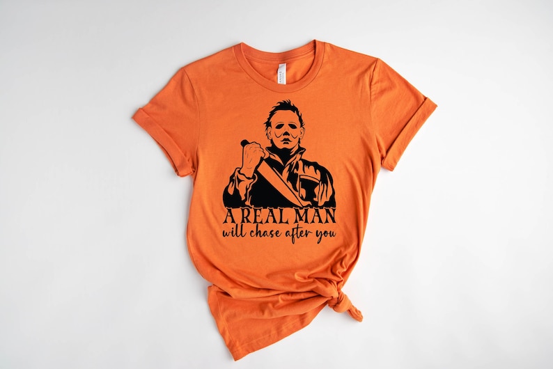 Ein echter Mann wird dir nachjagen, Michael Myers, Halloween Shirt, Lustiges Halloween Shirt, Horror Film Shirt, Horror Fan Shirt, Horror Fan Gif Burnt Orange