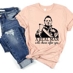 Ein echter Mann wird dir nachjagen, Michael Myers, Halloween Shirt, Lustiges Halloween Shirt, Horror Film Shirt, Horror Fan Shirt, Horror Fan Gif Heather Peach