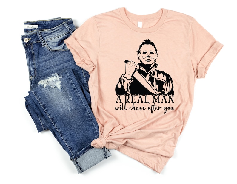 Ein echter Mann wird dir nachjagen, Michael Myers, Halloween Shirt, Lustiges Halloween Shirt, Horror Film Shirt, Horror Fan Shirt, Horror Fan Gif Heather Peach