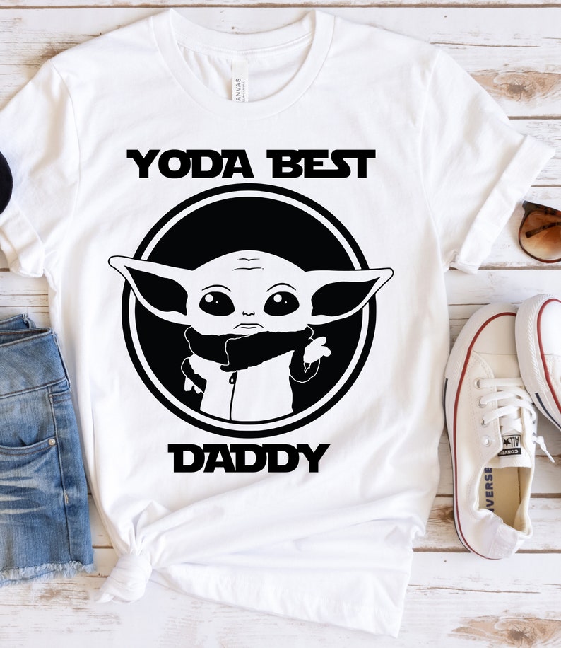 K&ouml;nnte beinhalten: Wei&szlig;es T-Shirt mit einer schwarz-wei&szlig;en Grafik eines Star Wars-Charakters, "Yoda Best Daddy".