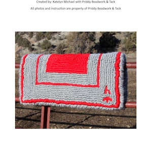 Könnte beinhalten: Ein grau-rotes Sattelpad mit einem gefilzten Marken-Design. Das Pad ist rechteckig mit einem roten Rand und einem roten Quadrat in der Mitte. Der Text "How to Felt Brands on Pulled Wool Saddle Pads" steht oben.