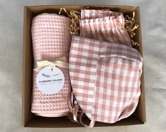 Baby shower gift set. Organic waffle blanket, organic linen bloomer and bonnet. Gender neutral, baby boy, baby girl gift