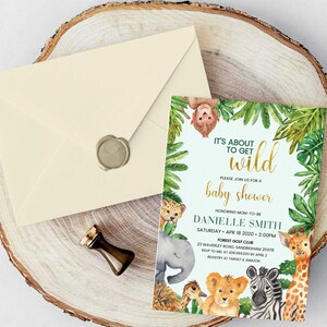 Puede incluir: Una invitaci&oacute;n a una fiesta de bienvenida al beb&eacute; con tem&aacute;tica de la jungla. La invitaci&oacute;n presenta una ilustraci&oacute;n de acuarela de una variedad de animales, incluyendo un le&oacute;n, una cebra, una jirafa, un elefante y un mono. El texto de la invitaci&oacute;n dice "It's about to get wild" e incluye el nombre Danielle Smith, la fecha y la hora de la fiesta, y la ubicaci&oacute;n.