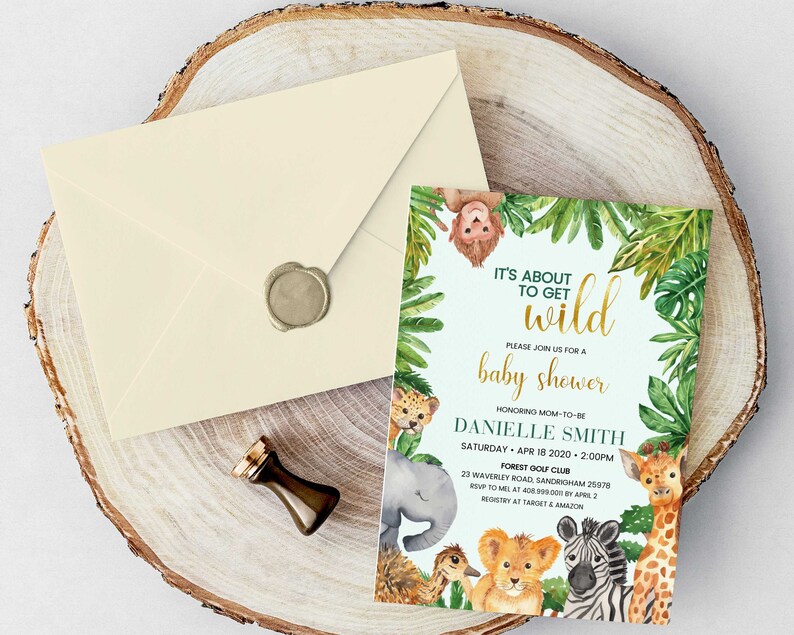 Puede incluir: Una invitaci&oacute;n a una fiesta de bienvenida al beb&eacute; con tem&aacute;tica de la jungla. La invitaci&oacute;n presenta una ilustraci&oacute;n de acuarela de una variedad de animales, incluyendo un le&oacute;n, una cebra, una jirafa, un elefante y un mono. El texto de la invitaci&oacute;n dice "It's about to get wild" e incluye el nombre Danielle Smith, la fecha y la hora de la fiesta, y la ubicaci&oacute;n.