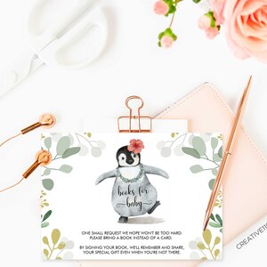 Może przedstawiać: Zaproszenie na baby shower z kresk&oacute;wkowym pingwinem w kwiecie i naszyjniku z kwiat&oacute;w. Tekst brzmi "książki dla dziecka" i prosi gości o przyniesienie książki zamiast karty.