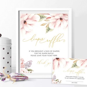 Puede incluir: Un dise&ntilde;o floral rosa y verde con texto dorado que dice "diaper raffle". El texto debajo dice "Si trajiste un paquete de pa&ntilde;ales para la rifa de pa&ntilde;ales, por favor deja tu boleto aqu&iacute;. Gracias".