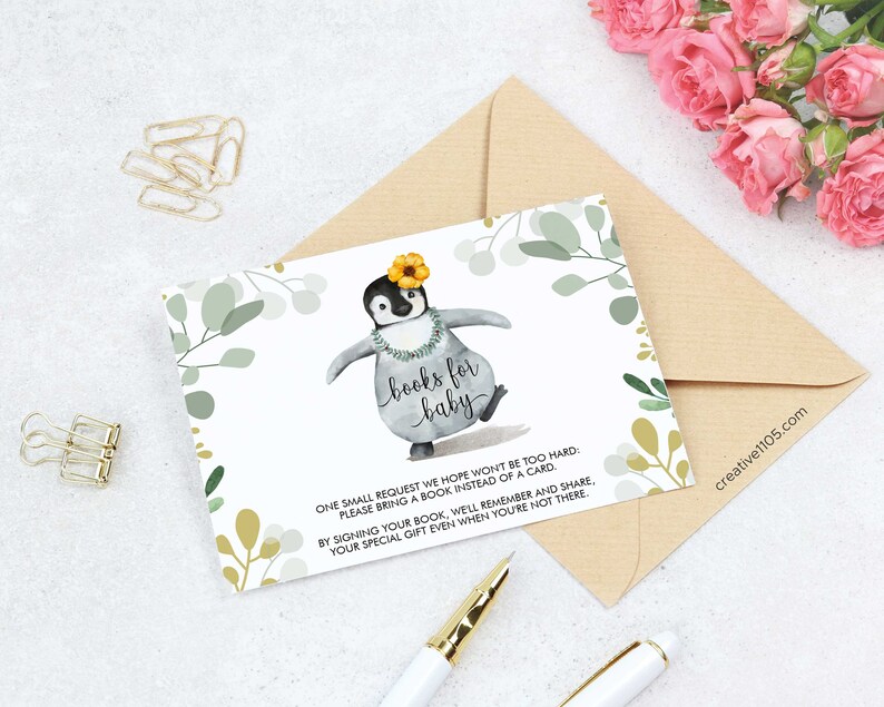 Może przedstawiać: Kartka z zaproszeniem na baby shower z ilustracją pingwina. Kartka ma zielono-złoty wz&oacute;r kwiatowy i napis "książki dla dziecka". Tekst na kartce brzmi: "Mała prośba, kt&oacute;ra miejmy nadzieję nie będzie zbyt trudna: Prosimy o przyniesienie książki zamiast kartki. Podpisując swoją książkę, będziemy pamiętać i dzielić się Twoim wyjątkowym prezentem, nawet gdy Cię nie będzie."