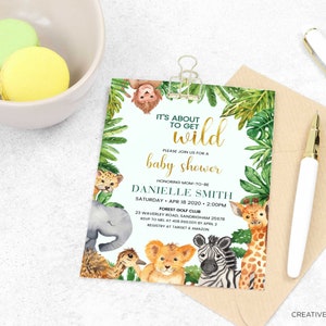 Puede incluir: Una invitaci&oacute;n a una fiesta de bienvenida al beb&eacute; con tem&aacute;tica de la jungla. La invitaci&oacute;n presenta una ilustraci&oacute;n de acuarela de una variedad de animales, incluyendo un le&oacute;n, una cebra, una jirafa y un elefante. El texto de la invitaci&oacute;n dice: "It's about to get wild. Please join us for a baby shower honouring mom-to-be Danielle Smith. Saturday, April 18, 2020, 2:00 PM. Forest Golf Club. 23 Waverley Road, Sandriham 25978. RSVP to Mel at 408.999.0001 by April 2. Registry at Target & Amazon."