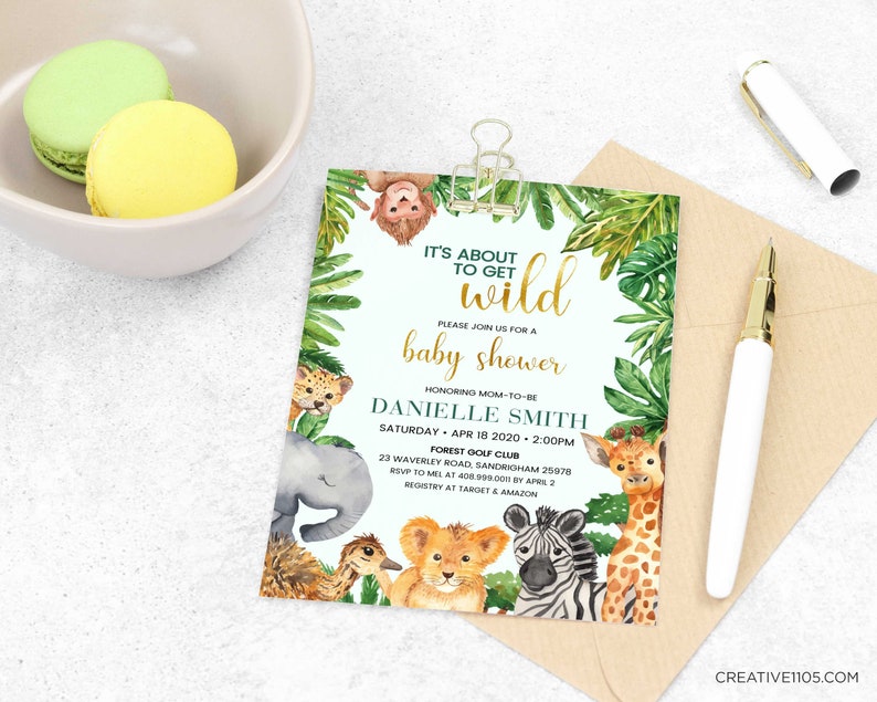 Puede incluir: Una invitaci&oacute;n a una fiesta de bienvenida al beb&eacute; con tem&aacute;tica de la jungla. La invitaci&oacute;n presenta una ilustraci&oacute;n de acuarela de una variedad de animales, incluyendo un le&oacute;n, una cebra, una jirafa y un elefante. El texto de la invitaci&oacute;n dice: "It's about to get wild. Please join us for a baby shower honouring mom-to-be Danielle Smith. Saturday, April 18, 2020, 2:00 PM. Forest Golf Club. 23 Waverley Road, Sandriham 25978. RSVP to Mel at 408.999.0001 by April 2. Registry at Target & Amazon."