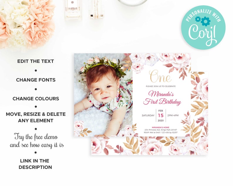 Pu&ograve; includere: Un invito di primo compleanno floreale rosa e bianco con una foto di una bambina che indossa una corona di fiori. L'invito dice "One" e "Miranda's First Birthday" in lettere dorate e rosa. La data e l'ora della festa sono elencate di seguito.