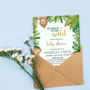 Puede incluir: Una invitaci&oacute;n a una fiesta de bienvenida al beb&eacute; con tem&aacute;tica de la jungla. La invitaci&oacute;n presenta un esquema de color verde y dorado con un mono, un leopardo y hojas tropicales. El texto de la invitaci&oacute;n dice: "It's about to get wild. Please join us for a baby shower. Honoring Mom-to-be Danielle Smith. Saturday, April 18, 2020, 2:00 PM. Forest Golf Club. 23 Waverley Road, Sandringham 21. RSVP to Mil at 408.999.000 by [date]. Registry at Target & [website]."