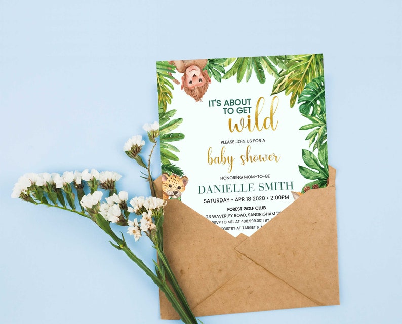 Puede incluir: Una invitaci&oacute;n a una fiesta de bienvenida al beb&eacute; con tem&aacute;tica de la jungla. La invitaci&oacute;n presenta un esquema de color verde y dorado con un mono, un leopardo y hojas tropicales. El texto de la invitaci&oacute;n dice: "It's about to get wild. Please join us for a baby shower. Honoring Mom-to-be Danielle Smith. Saturday, April 18, 2020, 2:00 PM. Forest Golf Club. 23 Waverley Road, Sandringham 21. RSVP to Mil at 408.999.000 by [date]. Registry at Target & [website]."