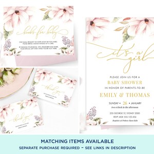 Puede incluir: Una invitaci&oacute;n a un baby shower con un dise&ntilde;o floral de acuarela en tonos rosa y verde. La invitaci&oacute;n presenta el texto "It's a girl" en escritura dorada e incluye detalles sobre el evento, como la fecha, la hora y la ubicaci&oacute;n. La invitaci&oacute;n tambi&eacute;n incluye una solicitud para que los invitados traigan un libro en lugar de una tarjeta.