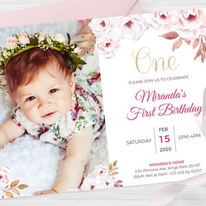 Pu&ograve; includere: Un invito bianco con dettagli floreali rosa e dorati. Il testo recita "One" in scrittura dorata, "Please join us to celebrate Miranda's First Birthday", "Sabato, 15 febbraio 2020, 14:00-16:00", "Miranda's Home, 234 Princess Ave, Kings Park 20187", e "RSVP: Mel al 0401 123 456 entro il 02/07".