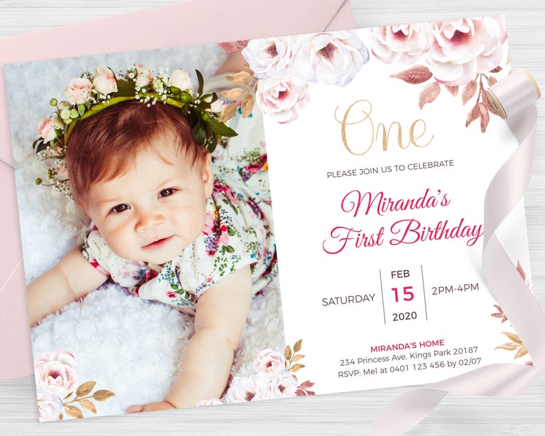 Pu&ograve; includere: Un invito bianco con dettagli floreali rosa e dorati. Il testo recita "One" in scrittura dorata, "Please join us to celebrate Miranda's First Birthday", "Sabato, 15 febbraio 2020, 14:00-16:00", "Miranda's Home, 234 Princess Ave, Kings Park 20187", e "RSVP: Mel al 0401 123 456 entro il 02/07".