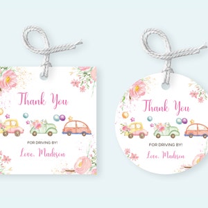Pode incluir: Duas etiquetas de agradecimento com um design floral e três carros de desenho animado com balões. O texto nas etiquetas diz "Obrigado" e "Por passar! Com amor, Madison".