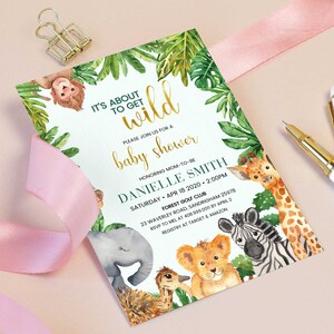 Puede incluir: Una invitaci&oacute;n a una fiesta de bienvenida al beb&eacute; de color verde y dorado con un tema de selva. La invitaci&oacute;n presenta un mono, una jirafa, una cebra, un elefante, un le&oacute;n y un avestruz. El texto de la invitaci&oacute;n dice: "It's about to get wild. Please join us for a baby shower honouring Mom-to-be Danielle Smith. Saturday, April 18, 2020, 2:00 PM. Forest Golf Club. 23 Waverley Road, Sandringham 25978. RSVP to Mel at 408.999.0011 by April 2. Registry at Target & Amazon."
