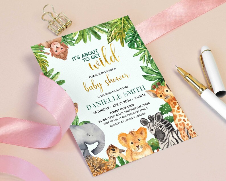Puede incluir: Una invitaci&oacute;n a una fiesta de bienvenida al beb&eacute; de color verde y dorado con un tema de selva. La invitaci&oacute;n presenta un mono, una jirafa, una cebra, un elefante, un le&oacute;n y un avestruz. El texto de la invitaci&oacute;n dice: "It's about to get wild. Please join us for a baby shower honouring Mom-to-be Danielle Smith. Saturday, April 18, 2020, 2:00 PM. Forest Golf Club. 23 Waverley Road, Sandringham 25978. RSVP to Mel at 408.999.0011 by April 2. Registry at Target & Amazon."