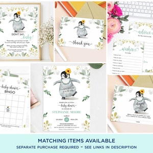 Może przedstawiać: Zestaw drukowanych dekoracji na baby shower z pingwinem z ż&oacute;łtym kwiatem na głowie. Zestaw zawiera kartę do bingo, grę &bdquo;nie m&oacute;w baby&rdquo;, kartę z podziękowaniami, kartę loterii pieluszkowej, kartę z życzeniami dla dziecka i kartę z radami dla przyszłej mamy. Karty mają akwarelowe tło z zielonymi liśćmi i jasnoniebieską ramką.