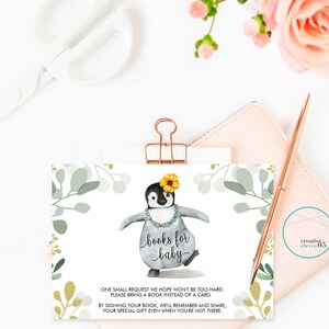 Może przedstawiać: Zaproszenie na baby shower z pingwinem w kwiecie i naszyjniku. Na karcie napisano "książki dla dziecka" i proszono gości o przyniesienie książki zamiast karty.
