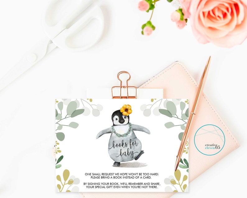 Może przedstawiać: Zaproszenie na baby shower z pingwinem w kwiecie i naszyjniku. Na karcie napisano "książki dla dziecka" i proszono gości o przyniesienie książki zamiast karty.