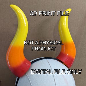 Könnte beinhalten: Ein Paar gebogene Hörner, oben gelb, unten orange und rot, an einem weißen, stoffbezogenen Stirnband befestigt. Der Text auf dem Bild lautet: "3D PRINT FILE", "NOT A PHYSICAL PRODUCT" und "DIGITAL FILE ONLY".