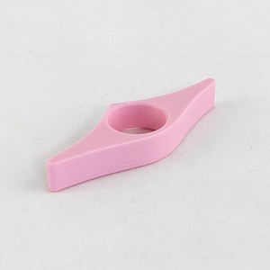 Peut inclure: Un marque-page en plastique rose avec un anneau pour maintenir une page. Le marque-page est en forme de bateau.
