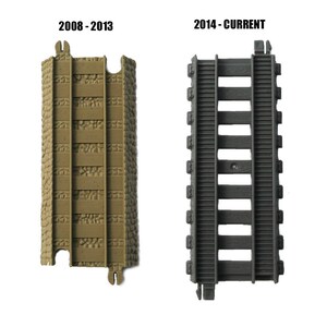 K&ouml;nnte beinhalten: Zwei St&uuml;cke Plastik-Eisenbahnstrecken, eine braun und eine grau. Die braune Strecke ist mit "2008 - 2013" beschriftet und die graue Strecke mit "2014 - AKTUELL".