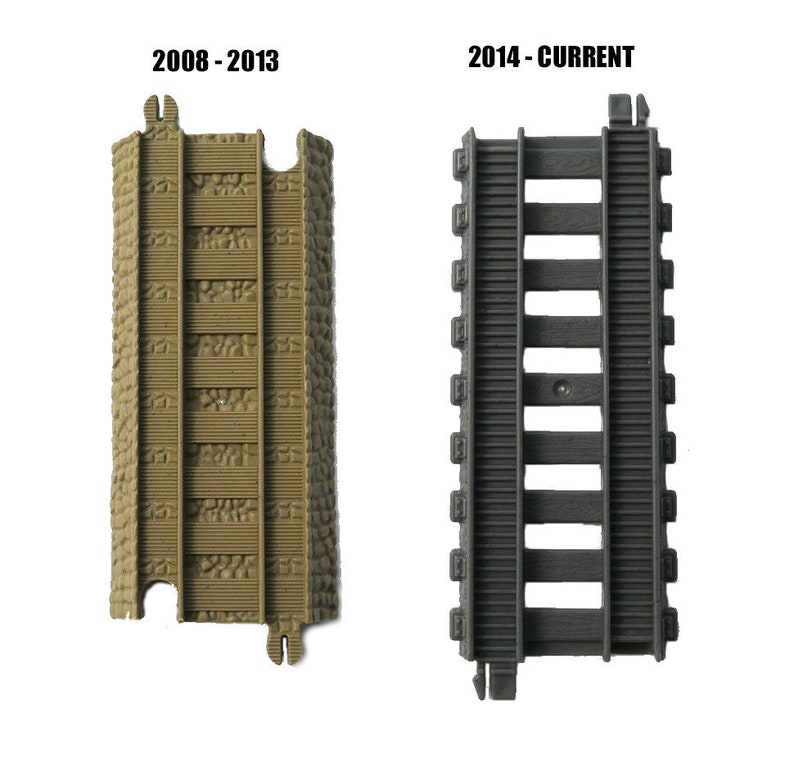 K&ouml;nnte beinhalten: Zwei St&uuml;cke Plastik-Eisenbahnstrecken, eine braun und eine grau. Die braune Strecke ist mit "2008 - 2013" beschriftet und die graue Strecke mit "2014 - AKTUELL".