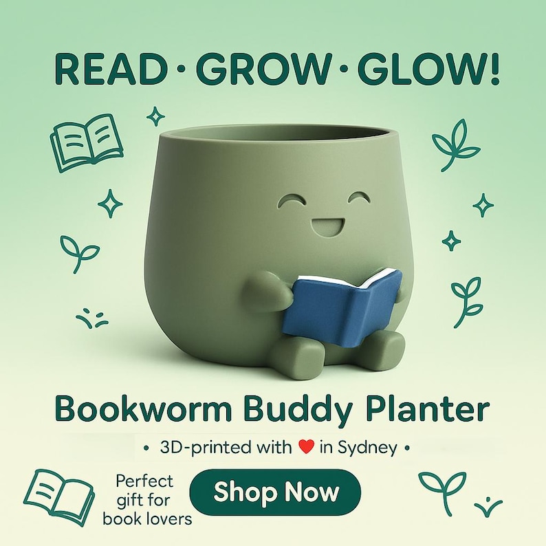 K&ouml;nnte beinhalten: Ein salbeigr&uuml;ner Bookworm Buddy-Pflanztopf, 3D-gedruckt in Sydney. Der Topf hat die Form eines l&auml;chelnden Charakters, der ein blaues Buch liest. Der Text "READ &bull; GROW &bull; GLOW!" steht oben.