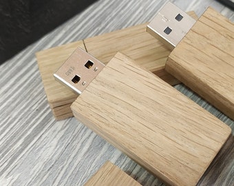 Puede incluir: Cuatro unidades flash USB de madera, dos son rectangulares y dos son cuadradas. Las unidades están hechas de madera marrón claro y tienen un conector USB plateado.