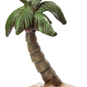 Könnte beinhalten: Dekorative Palmenfigur mit grünen Blättern und einem braunen Stamm. Der strukturierte Sockel enthält eine kleine Muschel. Die Figur ist als tropische Insel gestaltet.