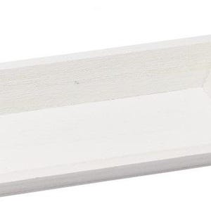 Könnte beinhalten: Eine rechteckige, weiße Holzschale mit abgeschrägten Seiten. Das Tablett hat ein schlichtes, klares Design, ideal zum Ordnen oder Präsentieren kleiner Gegenstände. Die Holzmaserung ist sichtbar und verleiht einen rustikalen Charme.