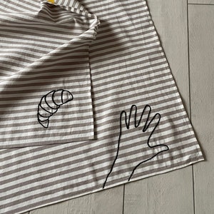 Set of hand-embroidered tea towels with a Mò te magno theme