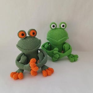 Puede incluir: Un juego de tres tazas de cerámica con un acabado moteado y mate. Cada taza presenta un color diferente: azul claro, crema y gris. Las tazas tienen un diseño simple y moderno y un asa cómoda.