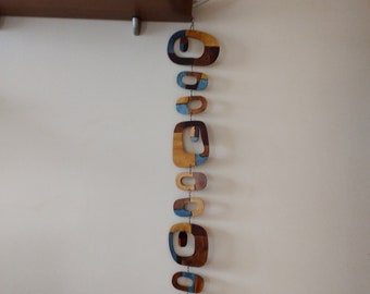 Adorno de pared de madera de estilo moderno de mediados de siglo: decoración geométrica multicolor
