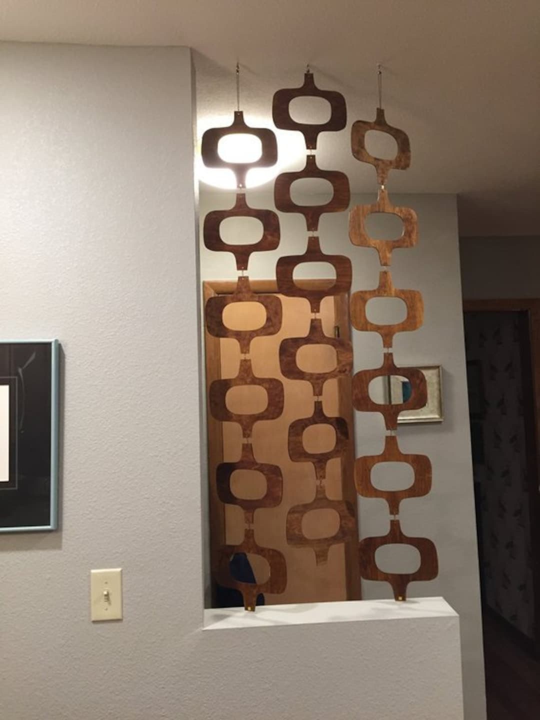 Hanging Retro Room Divider: Style Backdrop for Timeless Spaces