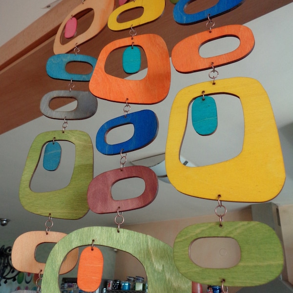 Wandbehang aus Holz im Mid-Century-Modern-Stil: Buntes MCM-Mobile