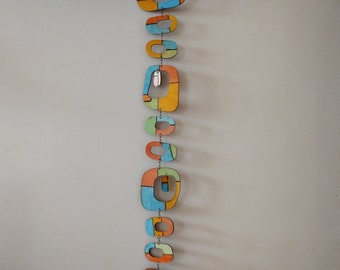 Tapiz de madera moderno de mediados de siglo: decoración colorida de madera contrachapada
