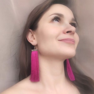 Pendientes Magenta, Pendientes borla Fucsia, Pendientes rosa intenso, Pendientes borlas largas, Pendientes borla rosa, Pendientes ligeros, Regalo brillante